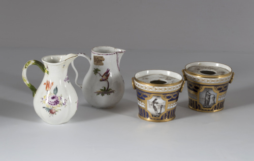 Pareja de jardineras de porcelana esmaltada y dorada a fueg