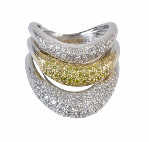 Sortija compuesta por tres bandas curvas con frente cuajado