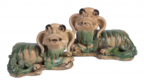 Pareja de quimeras de cerámica esmaltada y vidriada.Traba