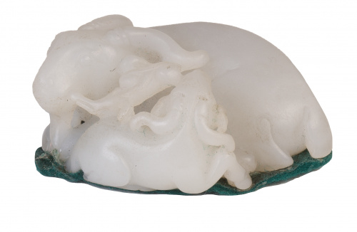 Búfalo y su cria en jade verde tallado.China, S. XIX - XX.