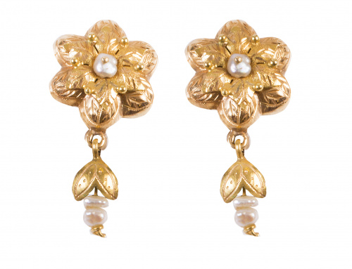 Pendientes S. XIX con diseño de flor de la que penden hojit