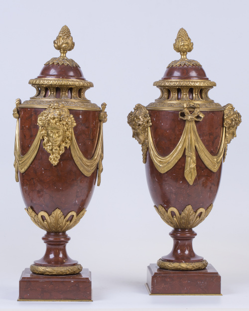 Pareja de jarrones estilo Luis XVI, de mármol rojo, montado