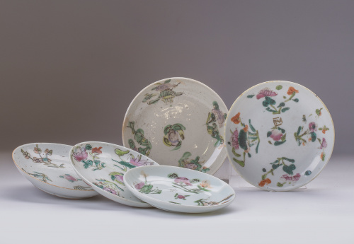 Conjunto de cinco platitos en porcelana china, familia rosa