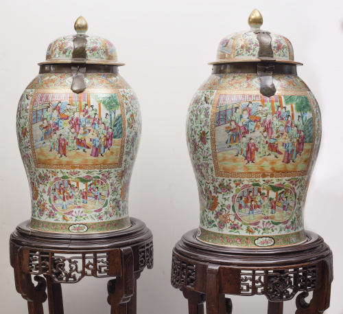 Pareja de tíbores con peana en porcelana con esmaltes de la