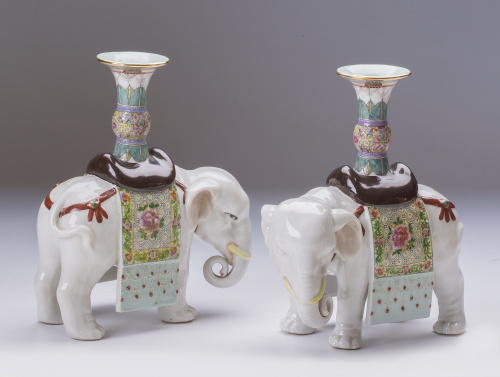 Pareja de candeleros en forma de elefantes siguiendo modelo