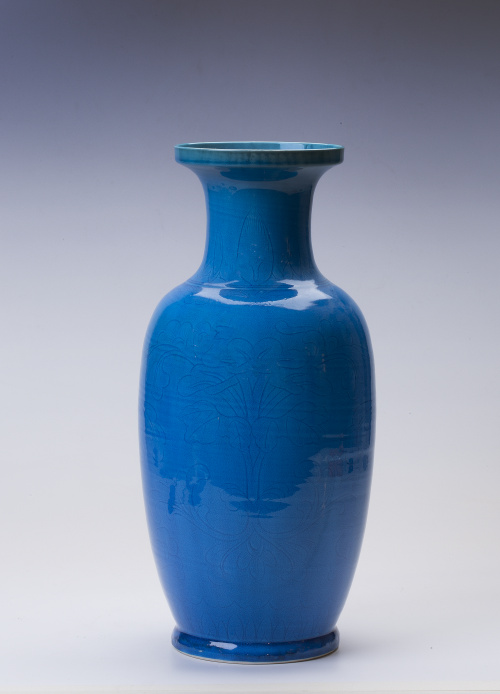Jarrón en porcelana china monocroma azul turquesa siguiendo
