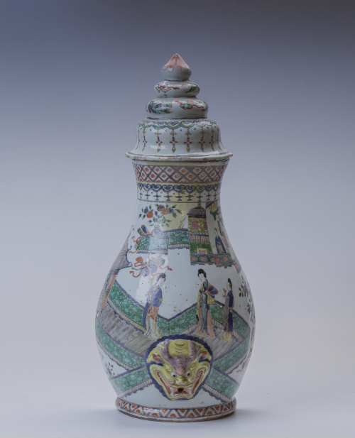 Aguamanil en porcelana china decorado con esmaltes de la fa