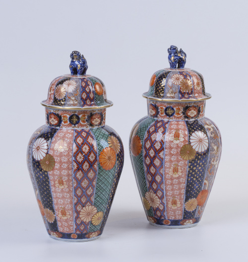 Pareja de tíbores en porcelana posiblemente Samson con deco