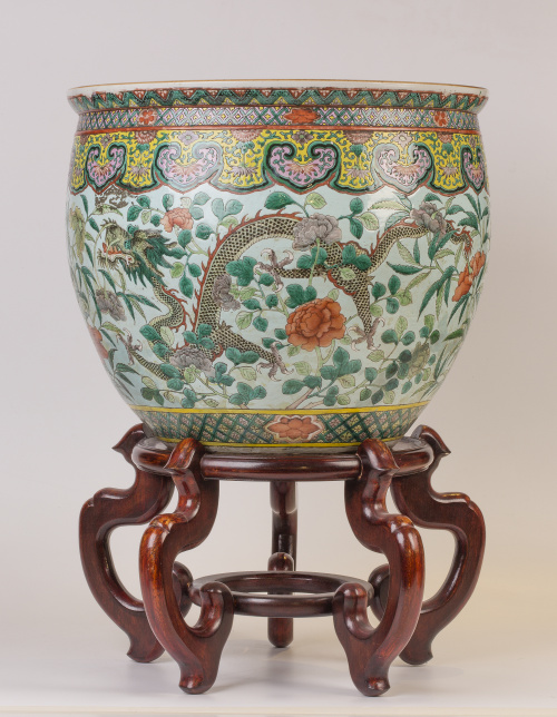 Macetero en porcelana china, siguiendo modelos del período 