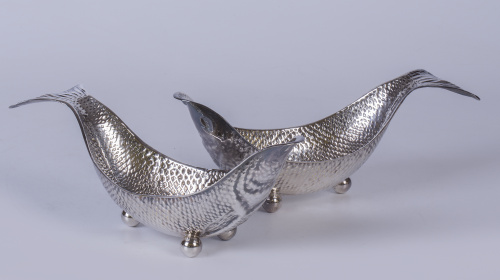 Pareja de centros en plateado con forma de pez, S. XX