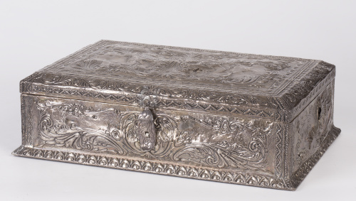 Caja con alma de madera en plata de decoración repujada, S.