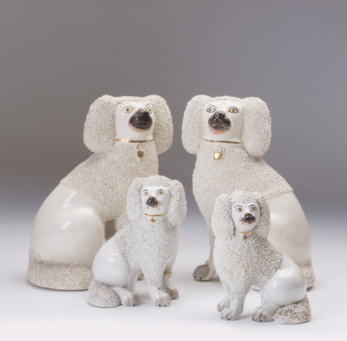 Cuatro caniches de porcelana esmaltada, h. 1900