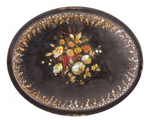 Bandeja oval en papier mache e incrustaciones de nácar. T