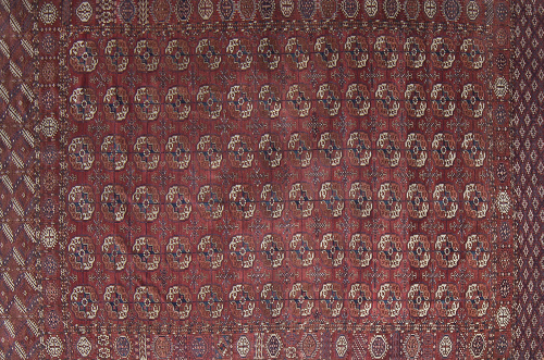 Alfombra Bukara de campo rojo y decoración geométrica