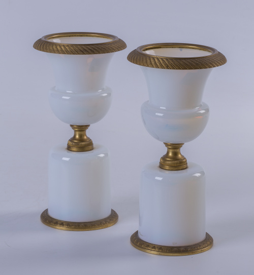Pareja de ánforas en opalina y bronce dorado.Francia, S. 