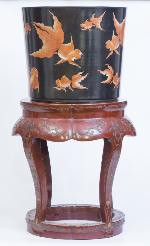 Pecera en porcelana esmaltada con decoración de peces, sobr