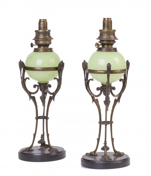 Pareja de quinqués en bronce con depósito de cristal verde.
