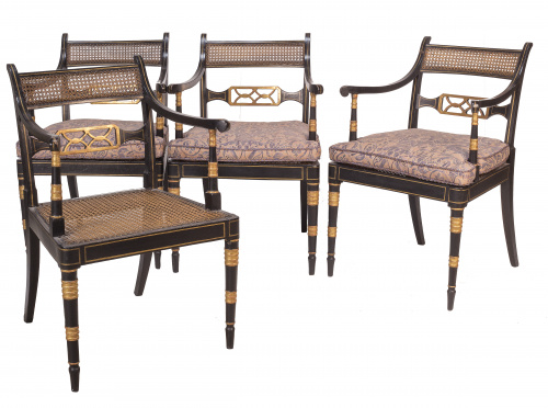 Cuatro sillas de comedor inglesas en madera lacada y dorada