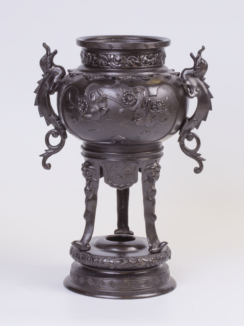 Incensario en bronce, con decoración floral en relieve, C