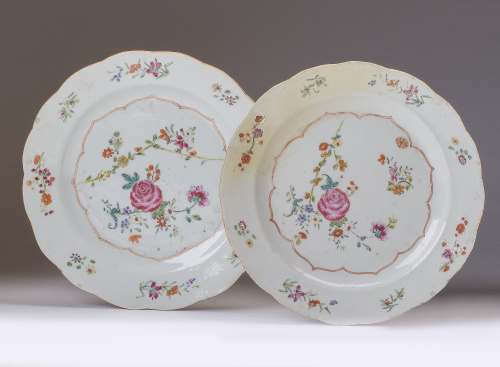 Pareja de platos en porcelana, "familia rosa", decoración c