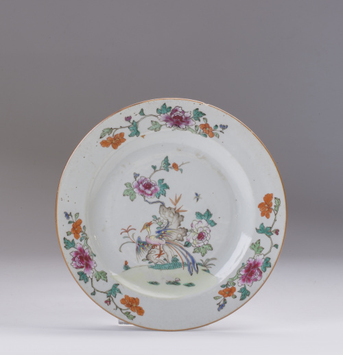 Plato en porcelana, "familia rosa", decoración con grupo de