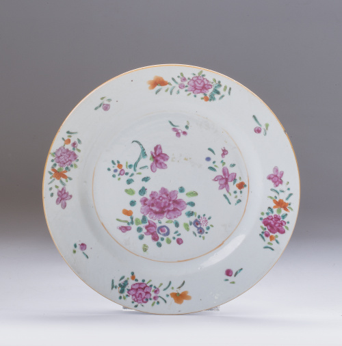 Plato Qianlong en porcelana de familia Rosa, pieza para la 