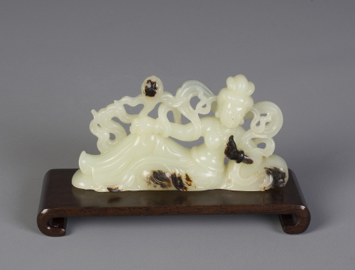 Diosa en jade tallado, sobre peana.