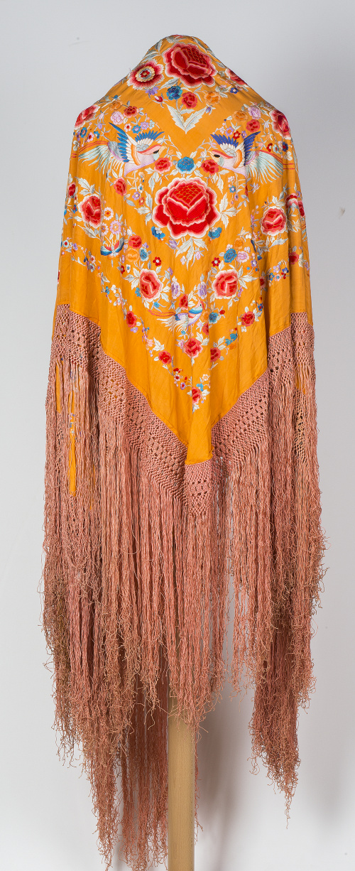 Mantón de "Manila" en seda naranja, bordado con flores, pp.