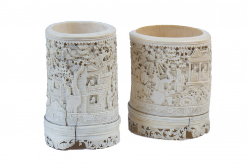 Dos pinceleras de marfil tallado con escenas palaciegas.T