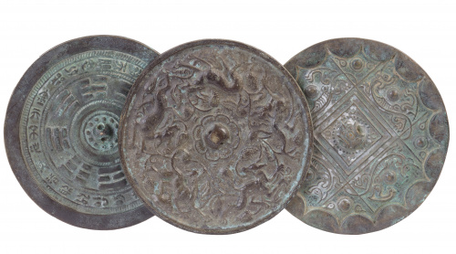 Tres espejos antiguos en bronce, China.