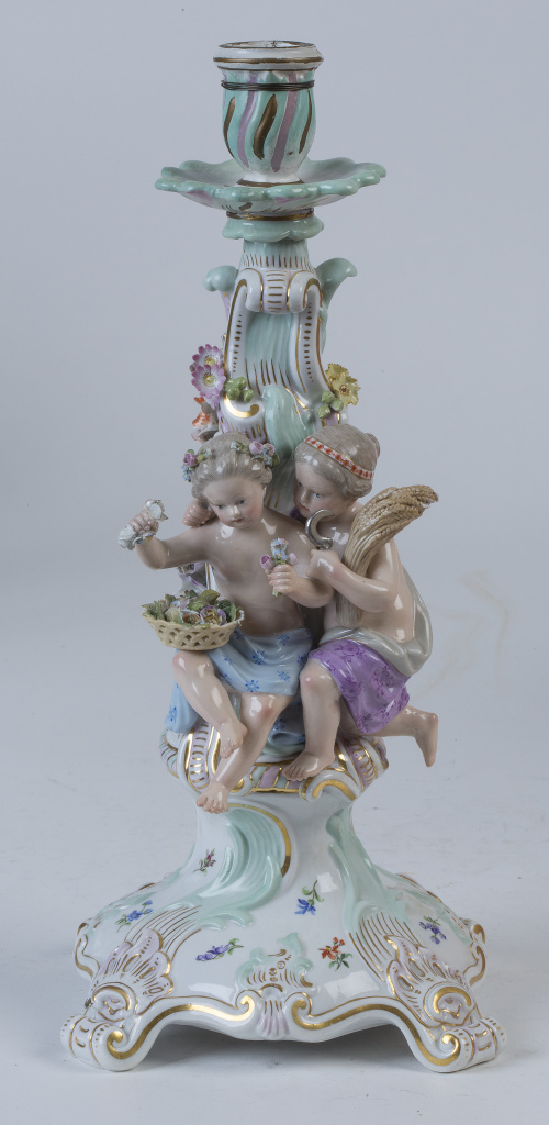 Candelero de porcelana esmaltada, con figuras alegóricas de