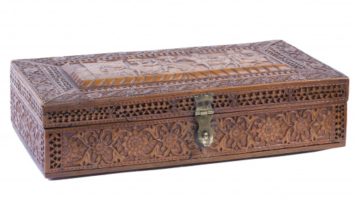 Caja tallada Qajar de madera de peral con escena de Khosrow