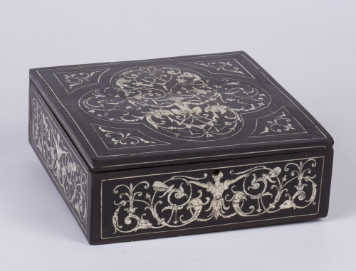 Arquilla en ébano y marfil decorada con grutescos y hojas.