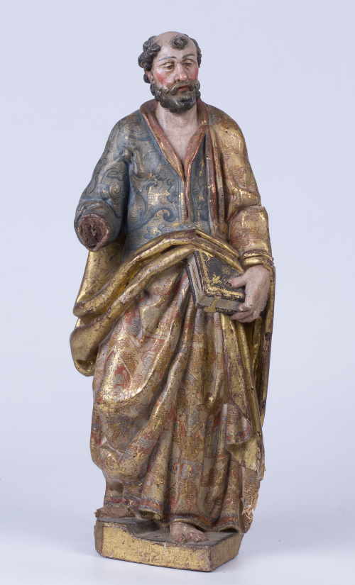 San Pedro, En madera tallada, policromada y esgrafiada.