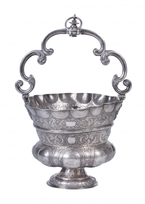 Acetre plata decorada con ovas y hojas. Marca frustra.Tra