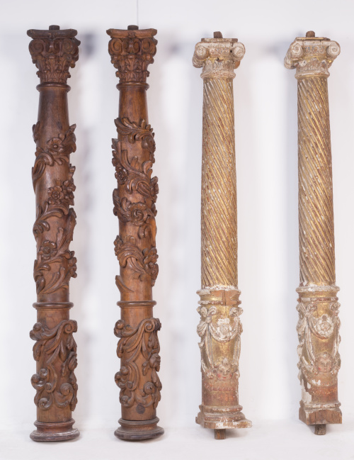 Dos parejas de columnas en madera tallada, dorada y policro