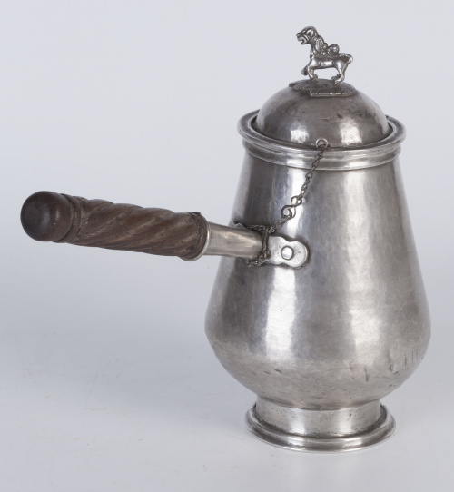 Chocolatera en plata con mango de madera y remate de bestia