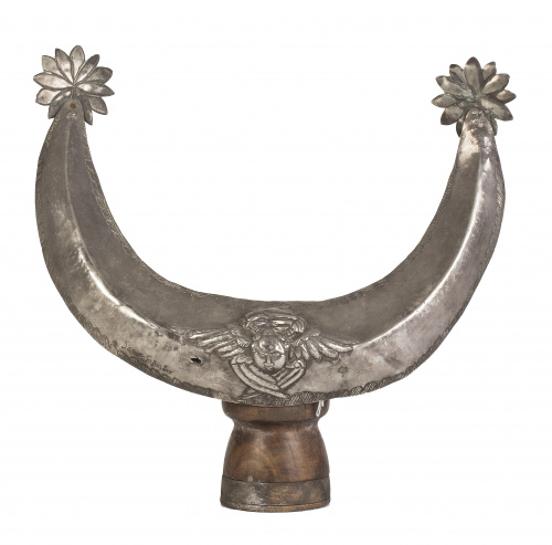 Media luna de Inmaculada en plata de decoración repujada, s