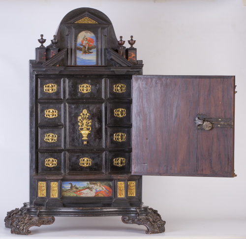 Cabinet de mesa con forma arquitectónica en madera de ébano