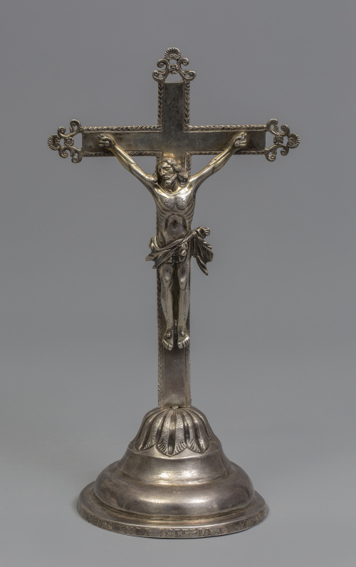 Cruz de altar en plata, con inscripción que reza "A MI DEBO