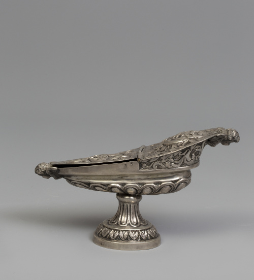 Naveta de plata en su color, repujada y cincelada. Con marc