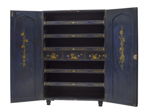 Armario en madera lacada en azul con decoración en dorado.