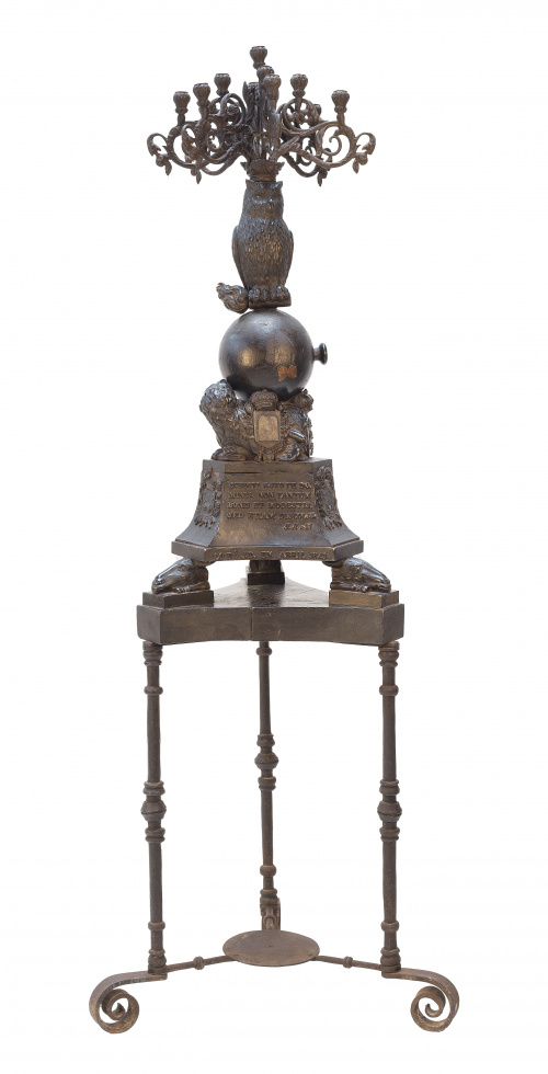 Candelabro realizado en hierro procedente de las bombas que