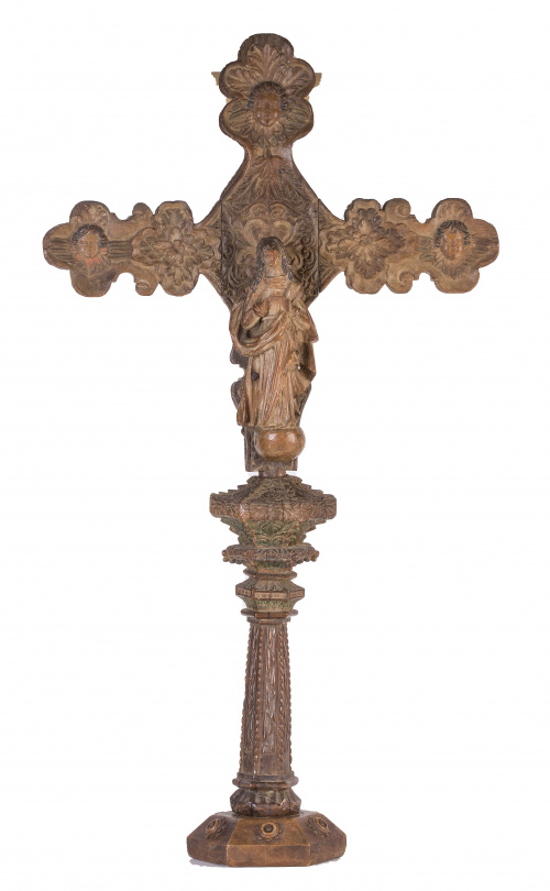 Cruz en madera tallada con la Virgen y ángeles en los extre