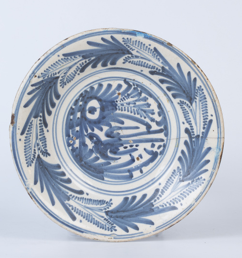 Plato de cerámica esmaltada en azul cobalto de la serie de 