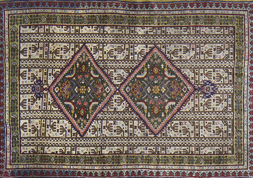 Alfombra con cartuchos romboidales, sobre elementos geométr