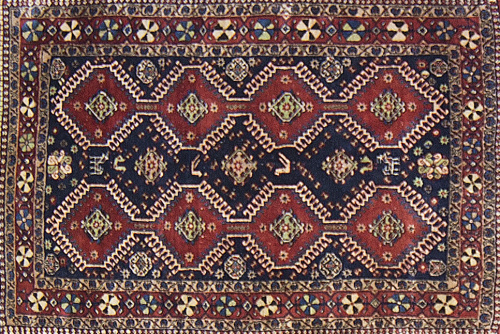 Alfombra con decoración geométrica con cartuchos sobre camp