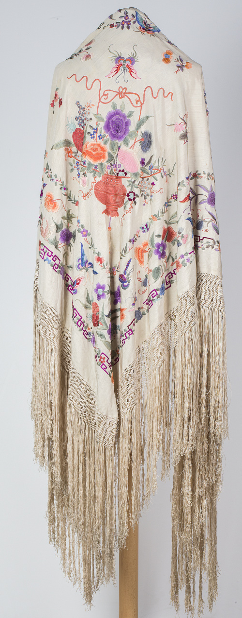 Mantón de "manila" en seda blanca bordado con hilos de colo