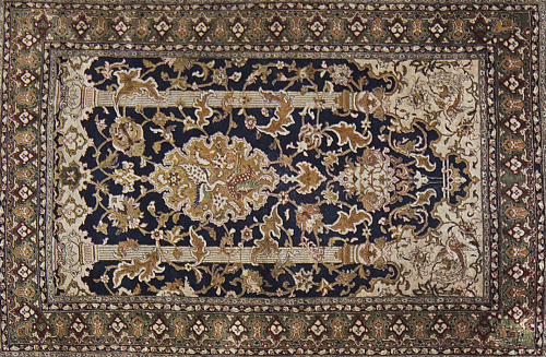 Alfombra de campo azul con hojas, palmetas y flores, y elem