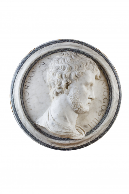 Tondo con un busto de Adriano de perfil en bajo relieve en 